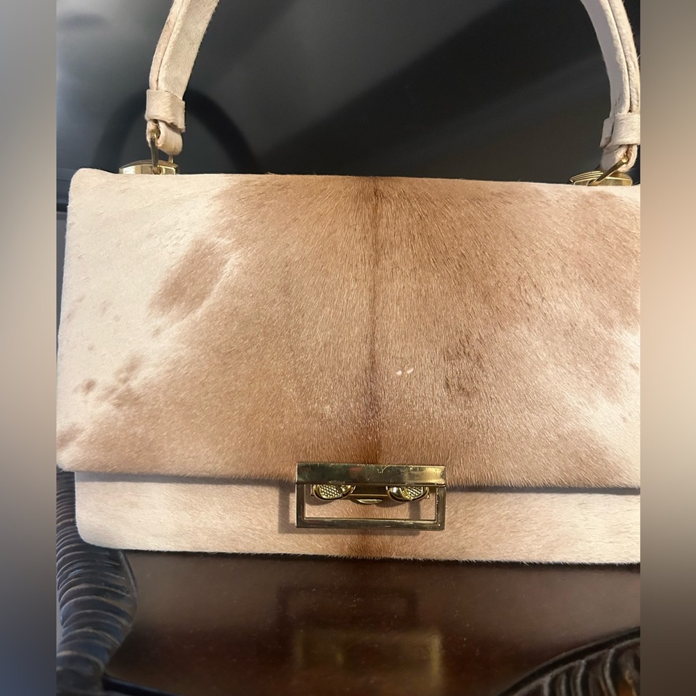 Brand New Purse. Brand is Alligator. It comes with a mirror and coin purse.
